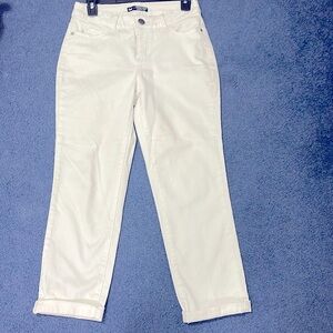 Lee brand white cuffed capri jeans. Size 4 medium. Like new